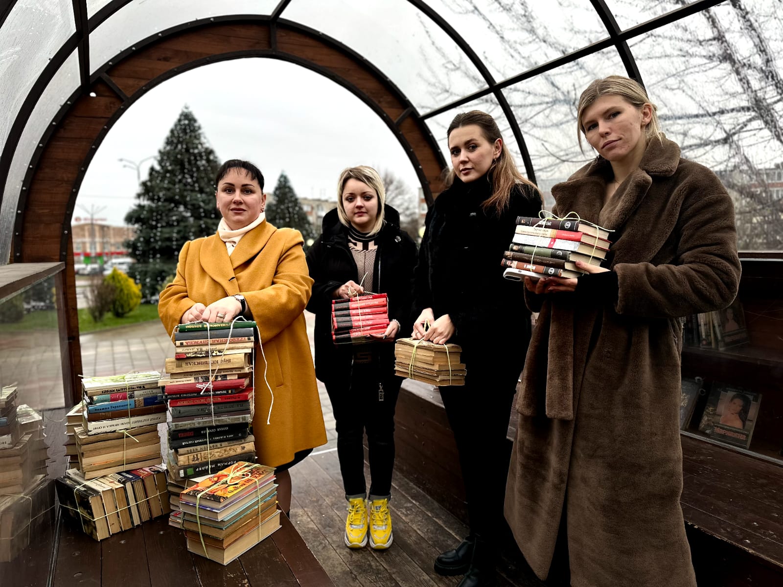 Рабочий совет АО «Рассвет» передал уличной библиотеке Усть-Лабинска более 300 книг