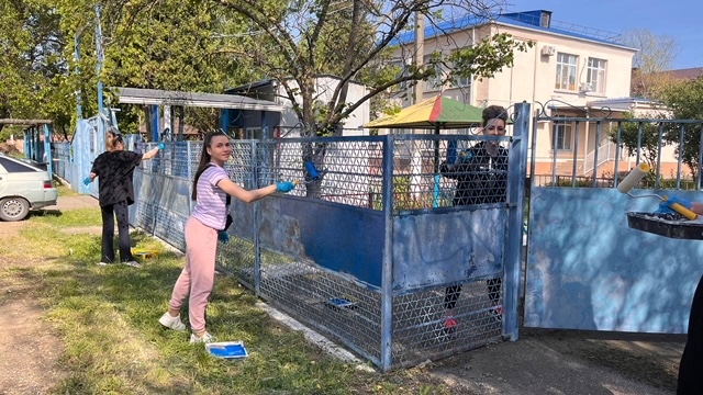 Дружная работа: сотрудники «Прогресс Агро» покрасили забор подшефному детскому дому в Усть-Лабинске