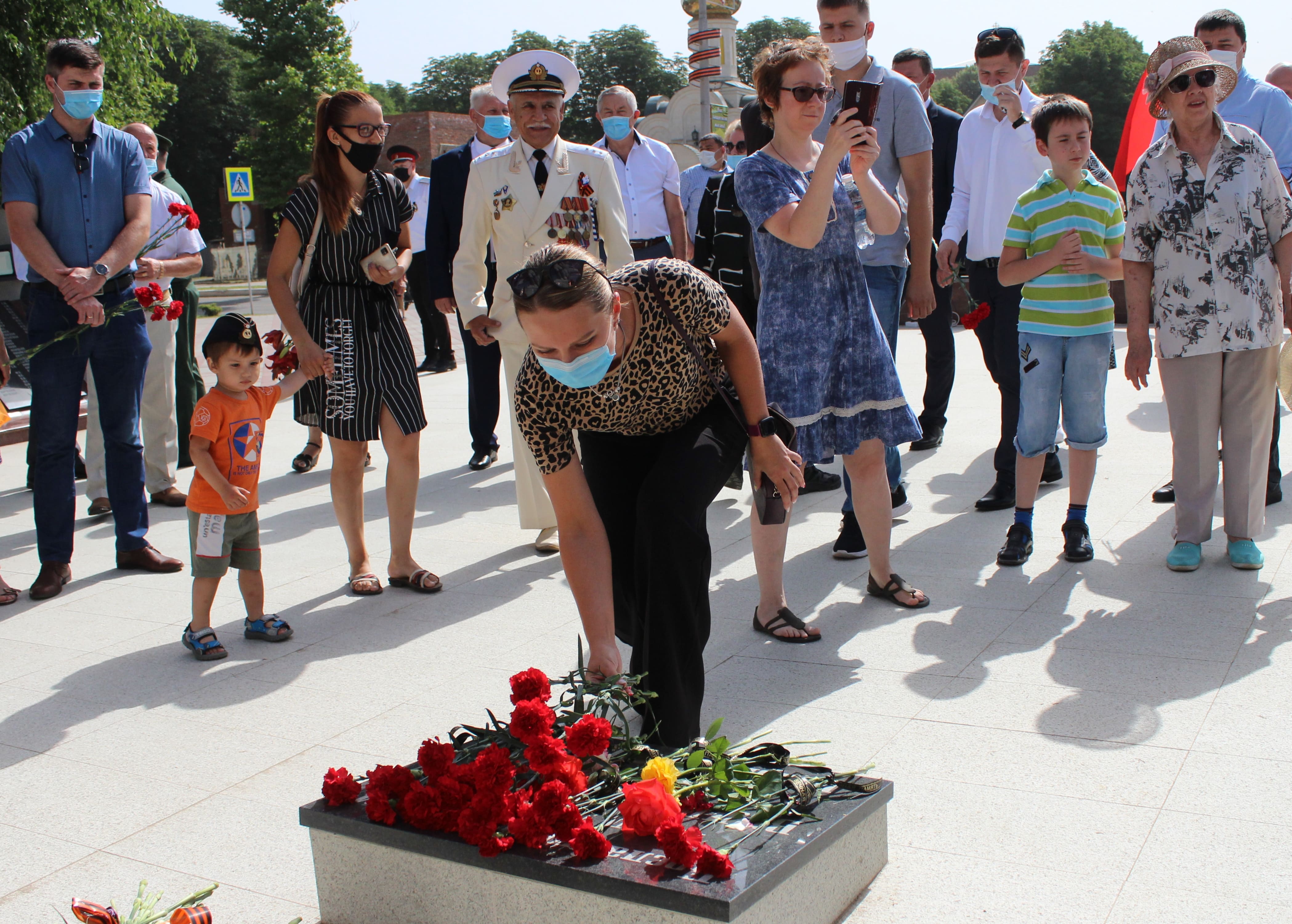 «Без срока давности»: сотрудники «Прогресс Агро» возложили цветы к «Вечному огню» в День памяти и скорби